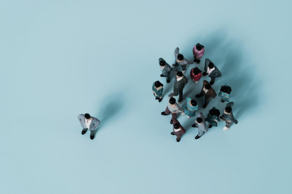 En person som står utanför en grupp