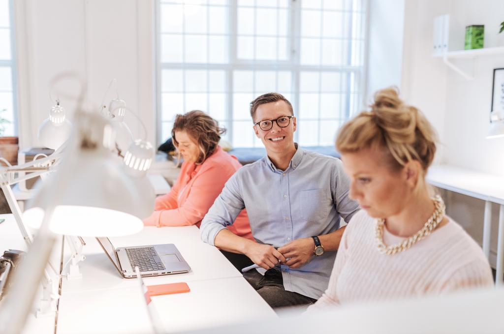 Arbetsplats med en grupp anställda